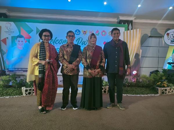 REKTOR UNPARI MENERIMA CINDERA MATA DARI WALIKOTA KEDIRI