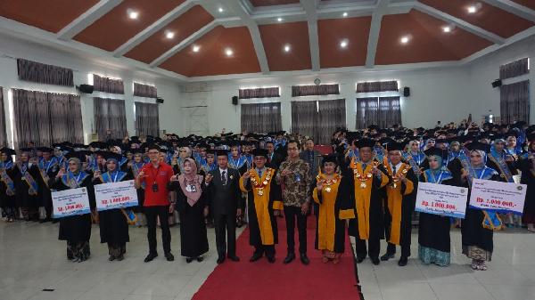 Wisuda Program Sarjana Ke 1 per 38 Universitas PGRI Silampari